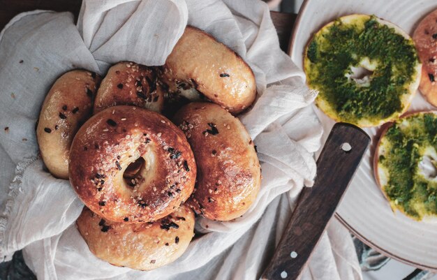 Foto hooghoekbeeld van bagels