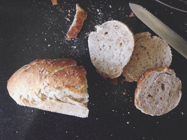 Hooghoekbeeld van baguette-snijden op tafel