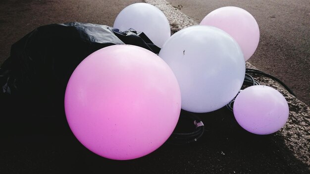 Foto hooghoekbeeld van ballonnen op straat