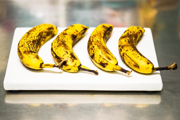 Foto hooghoekbeeld van bananen op de snijplank aan tafel