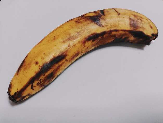 Hooghoekbeeld van bananen op een witte achtergrond