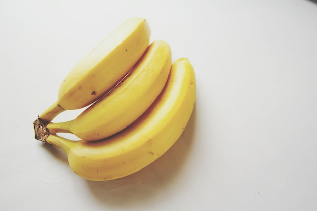 Hooghoekbeeld van bananen op een witte achtergrond