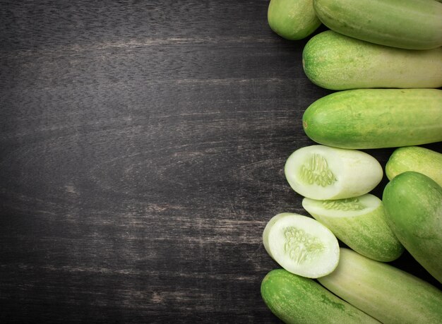 Foto hooghoekbeeld van bananen op tafel