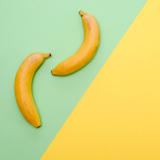 Hooghoekbeeld van bananen tegen een witte achtergrond