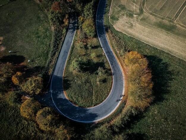 Foto hooghoekbeeld van bandensporen op de weg