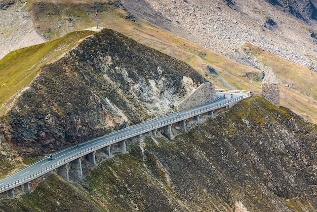 Hooghoekbeeld van bandensporen op de weg