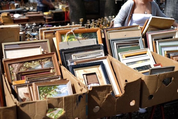 Hooghoekbeeld van beeldramen in containers voor verkoop