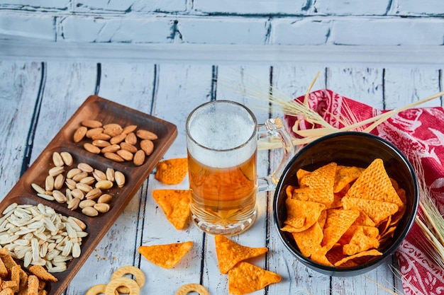 Foto hooghoekbeeld van bier op tafel