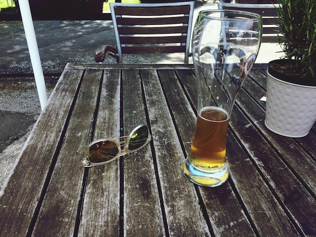 Foto hooghoekbeeld van bier op tafel