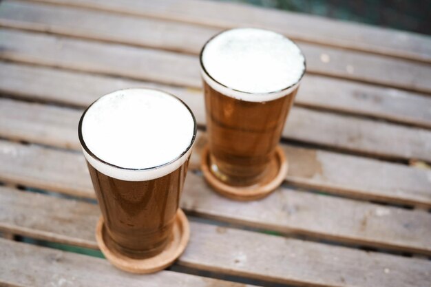 Foto hooghoekbeeld van bierglas op tafel