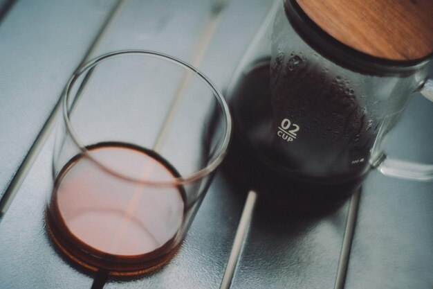 Foto hooghoekbeeld van bierglas op tafel