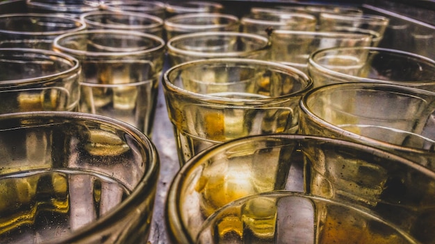 Foto hooghoekbeeld van bierglas op tafel