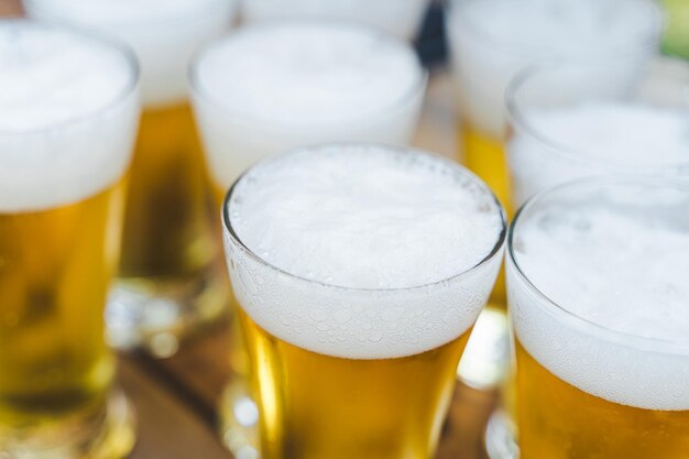 Foto hooghoekbeeld van bierglas op tafel