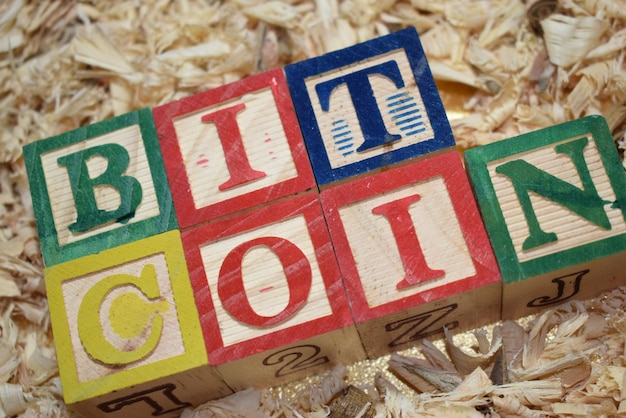 Foto hooghoekbeeld van bitcoin-tekst op houten blokken