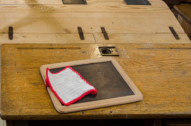 Hooghoekbeeld van blackboard en gebreide wol op tafel