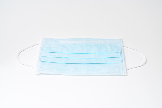 Hooghoekbeeld van blauw glas tegen witte achtergrond