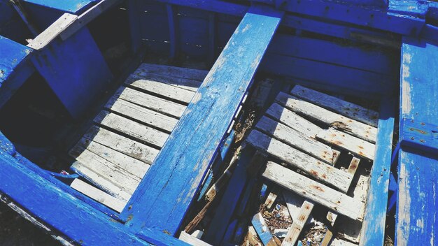 Hooghoekbeeld van blauw hout