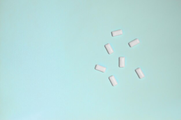 Hooghoekbeeld van blauw papier op witte achtergrond