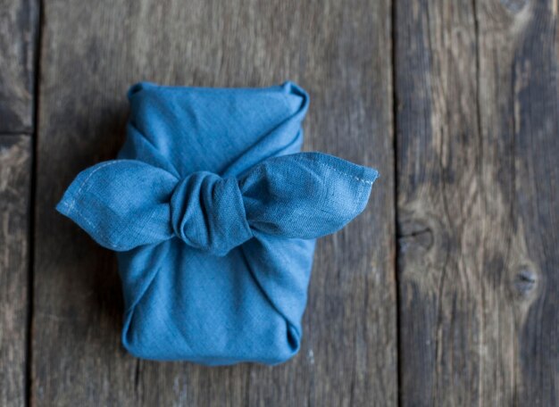 Foto hooghoekbeeld van blauwe bloem op tafel