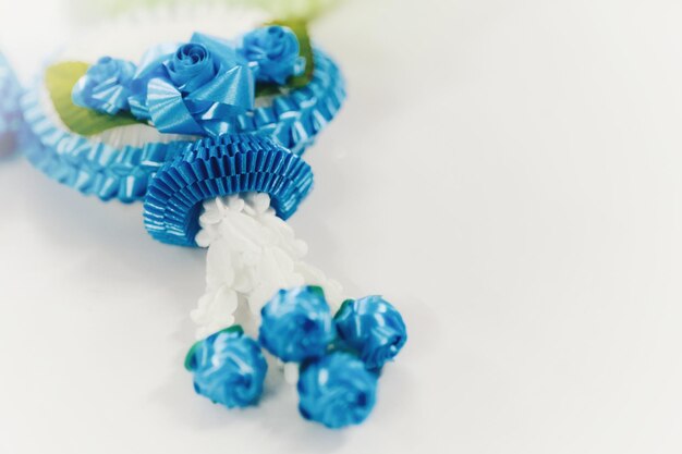 Hooghoekbeeld van blauwe bloemen op tafel