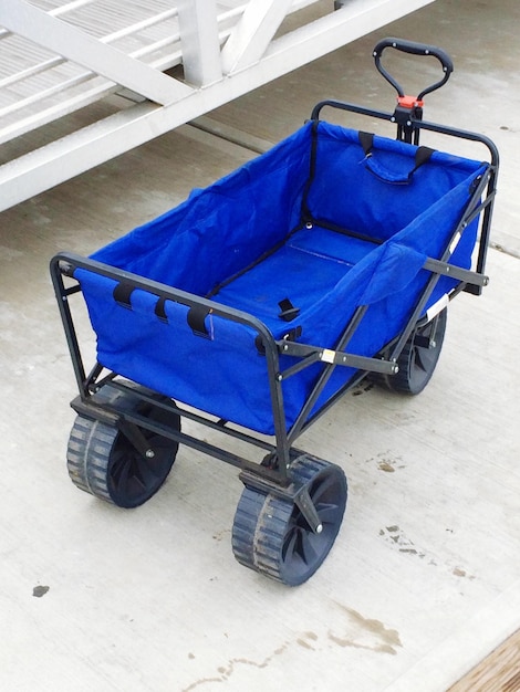 Foto hooghoekbeeld van blauwe wagen op vloerplank