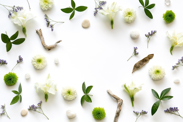 Hooghoekbeeld van bloemen op een witte achtergrond