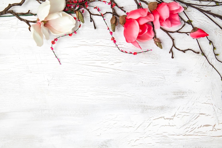 Foto hooghoekbeeld van bloemen op tafel