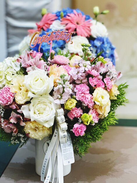 Foto hooghoekbeeld van bloemen op tafel