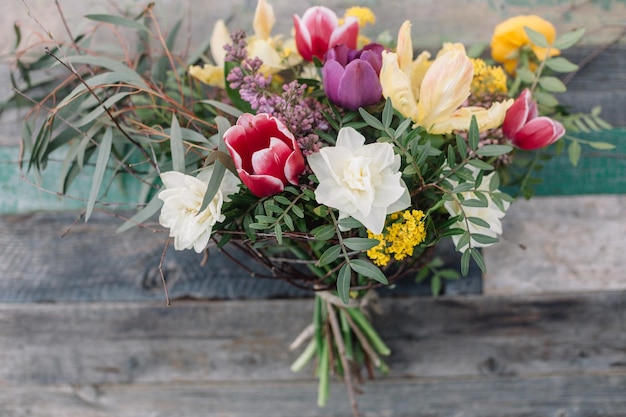 Foto hooghoekbeeld van bloemen op tafel