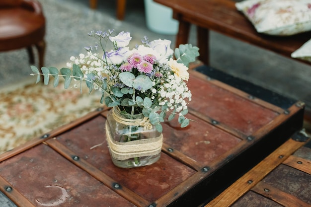 Hooghoekbeeld van bloemenvaas op tafel