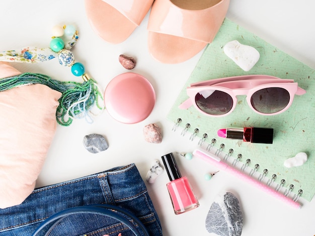 Hooghoekbeeld van boeken en make-up op tafel