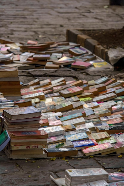 Foto hooghoekbeeld van boeken op tafel