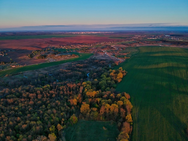 Foto hooghoekbeeld van boerderijen tegen de lucht