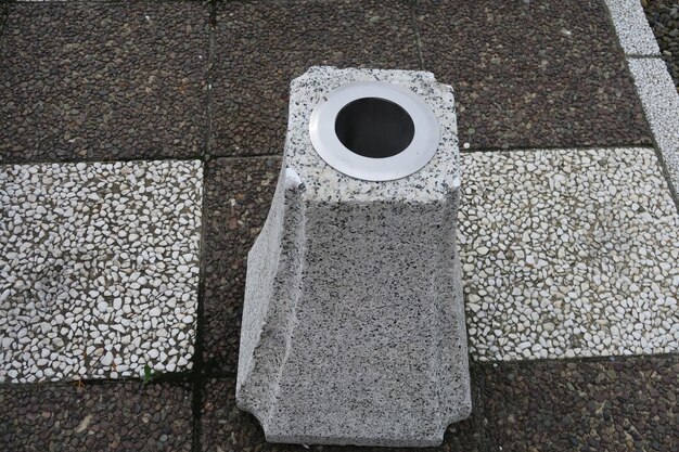 Foto hooghoekbeeld van bollard op geplaveide straat