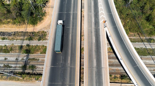 Foto hooghoekbeeld van bomen vanaf de weg