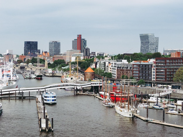 Hooghoekbeeld van boten die aan de rivier zijn aangemeerd door gebouwen in de stad tegen de lucht