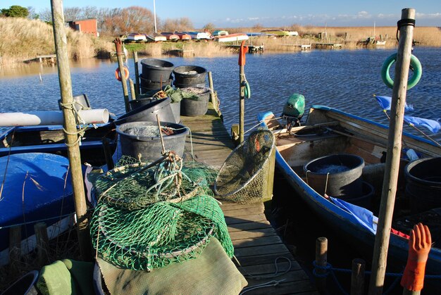 Foto hooghoekbeeld van boten die in de haven zijn aangemeerd