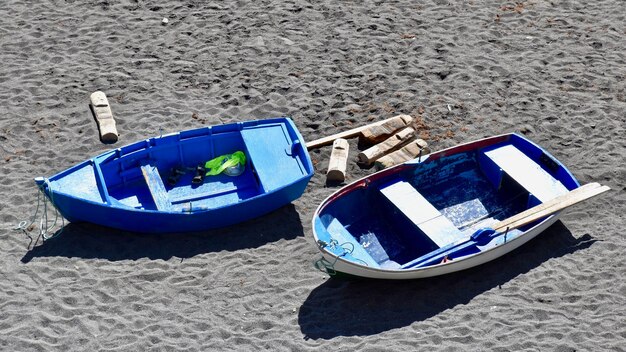 Foto hooghoekbeeld van boten die op het strand zijn aangemeerd