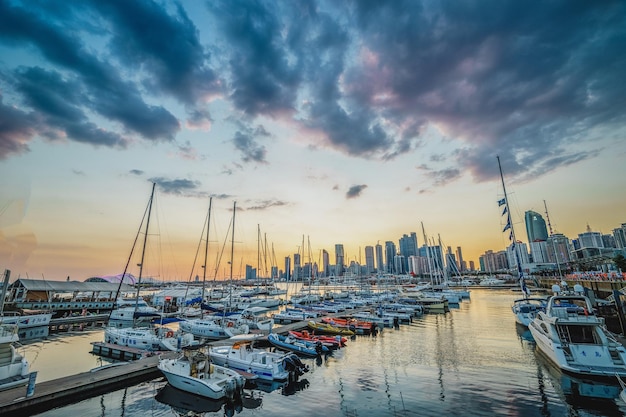 Hooghoekbeeld van boten die tijdens de zonsondergang in de stad aan de haven liggen