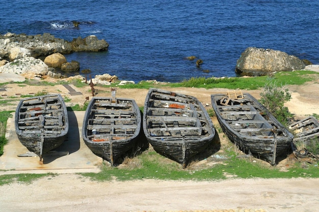 Foto hooghoekbeeld van boten op zee