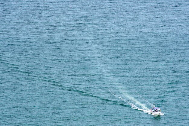 Hooghoekbeeld van boten op zee