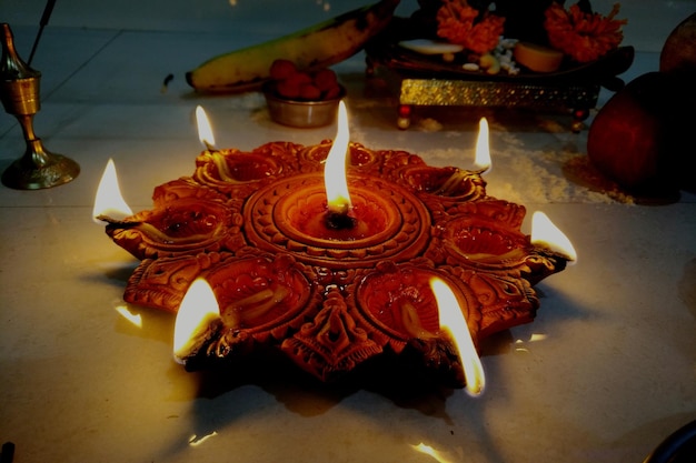 Foto hooghoekbeeld van brandende diya op tafel