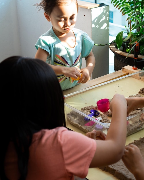 Foto hooghoekbeeld van broers en zussen die met speelgoed spelen