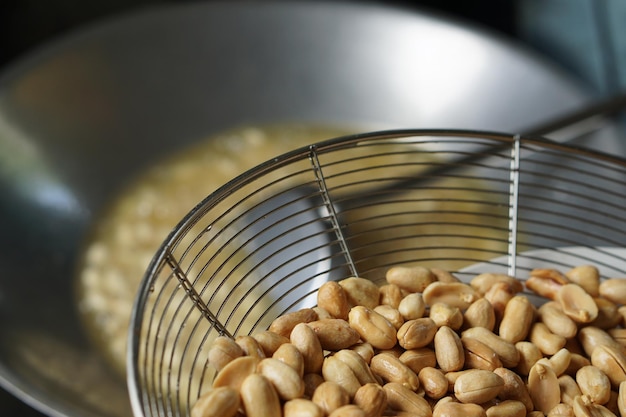 Hooghoekbeeld van brood in een container