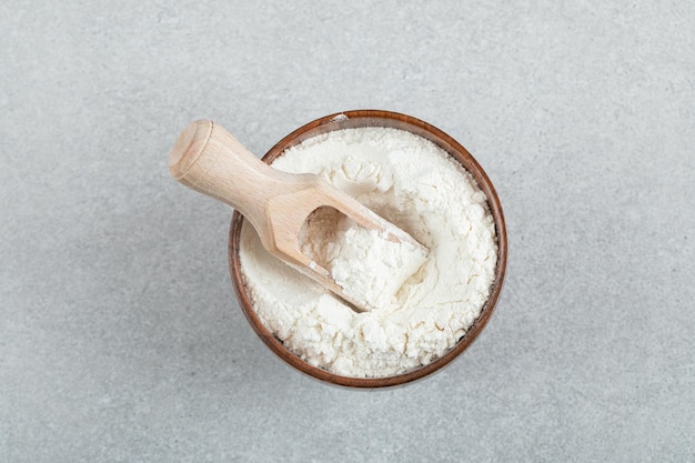 Hooghoekbeeld van brood in een schaal tegen een witte achtergrond
