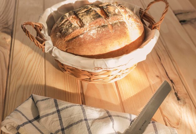 Hooghoekbeeld van brood in glas op tafel