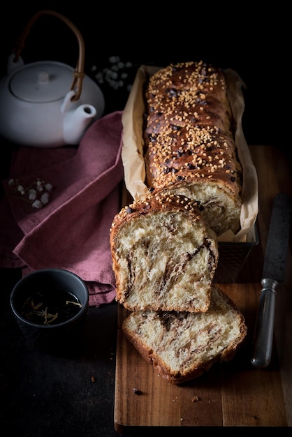 Hooghoekbeeld van brood met thee op tafel