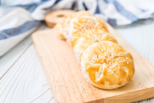 Hooghoekbeeld van brood op de snijplank