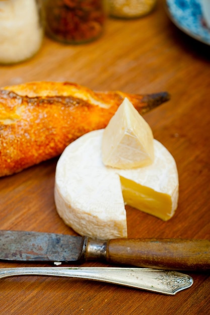 Foto hooghoekbeeld van brood op de snijplank