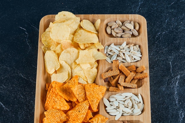 Foto hooghoekbeeld van brood op de snijplank